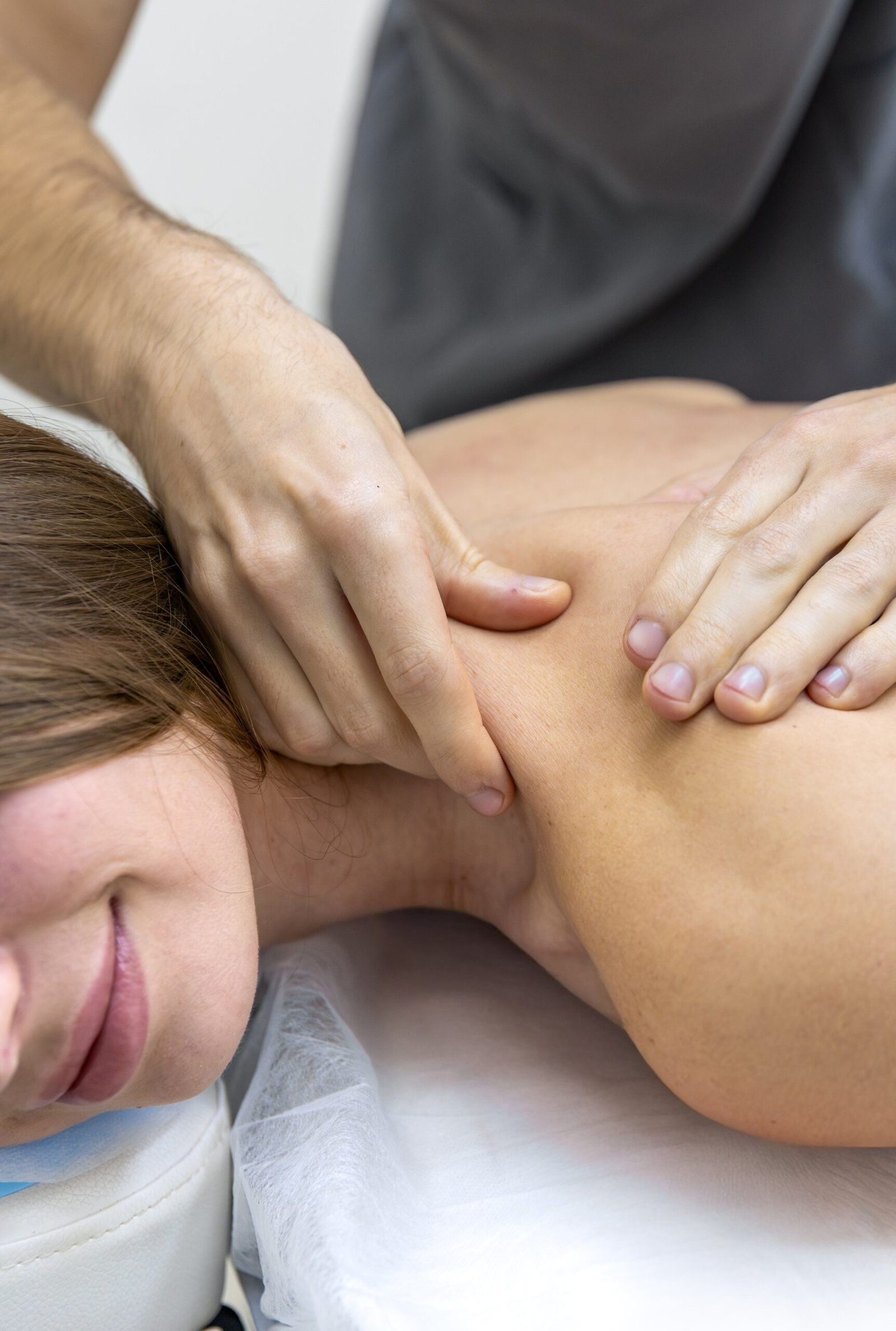Therapist hands work on the patient shoulder and upper back in a rehabilitation clinic room. Tight framing shows precision, relief and caring healthcare service. SSUCv3H4sIAAAAAAAAA41Py46DMAz8F59BCuVV+JVqDyEx1CqQKjFbrVD+fR1KtdfNacYTz4x3IAs9NFdT67ZS+TgOTV4Uo8qHRjW5KUtz6ZS6diNCBlYzQl+UVVFVdXu5tFVXK3kZDDqQgX4HmuctsNdMboVeFI+rRX9AtMTOk56FxQwCa94CBlkTZsR7EvXgH7/bnuZSUMLDNiQQs3/OvjLQE67mJ/nHVGRGfcTdRHq8GP1yZju+p4oJPj0ZWqezk5ziljdeHafdI4GdeZA9l99n3EmmPmXB9pydtmhPeRsWYv5Qj9+Er7/fMcZfFdrYuIQBAAA=